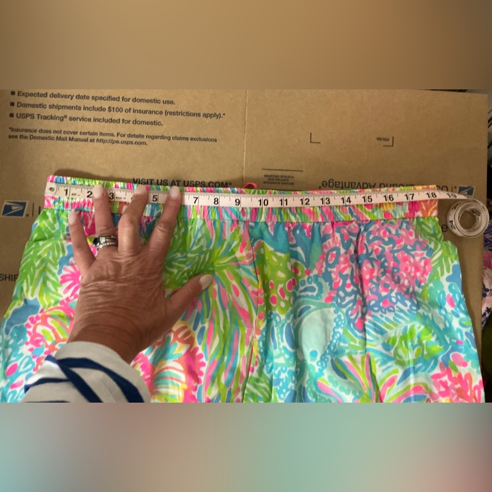 Lilly Pulitzer Luxletic Run Around Shorts sz XL Multi Lovers Coral - Picture 6 of 6